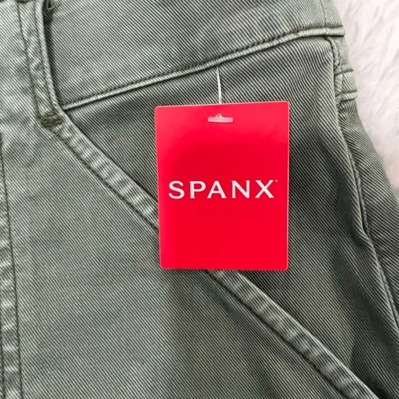 SPANX Stretch Twill Ankle Cargo Pant soft sage - Picture 9 of 10